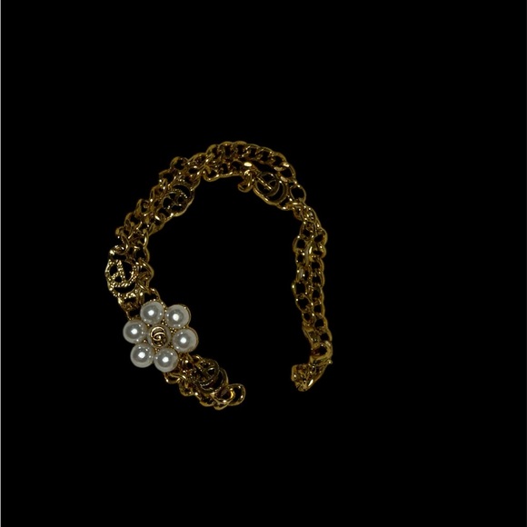 Gold Chain Necklace with Floral Pendant - Picture 3 of 6